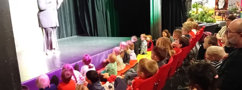Kita Engenhahn im Theater – vor und auf der Bühne!