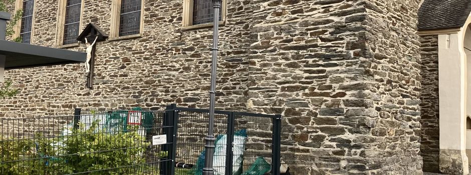 Neue Straßenlaternen neben der Kirche
