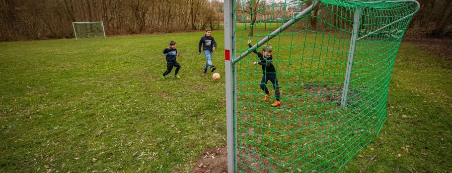 Kinderwunsch erfüllt: Neue Bolzplatz-Tore auf dem Oberwerth in Koblenz