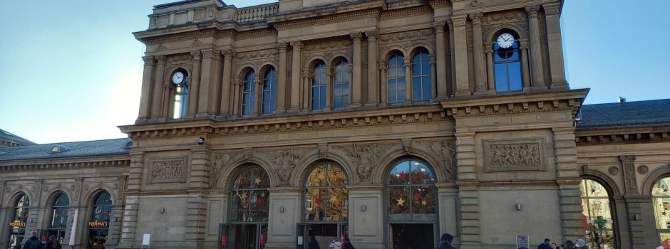 Mann uriniert auf Frau im Mainzer Hauptbahnhof