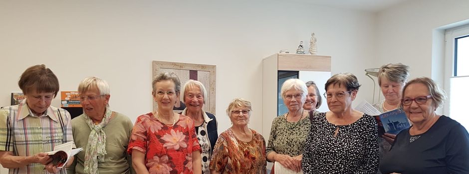 Singegemeinschaft bei den Bewohnern der Wohngemeinschaft „Lebensglück“