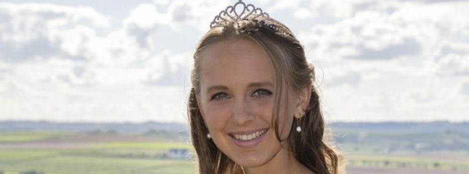 Porträts von Weinprinzessin in Nieder-Olm aufgestellt