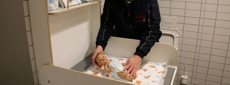 Neuer Wickeltisch für die Feuerwache der Feuerwehr Rotenburg a. d. Fulda