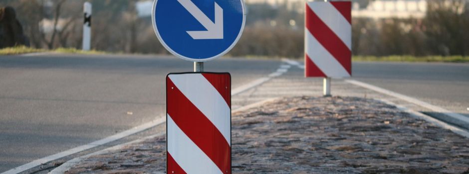 Mann fährt mit Auto Verkehrsinsel in Wiesbaden platt und flüchtet