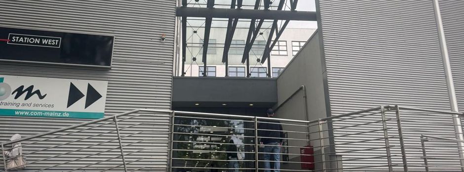 Mainzer Bankfiliale geschlossen: Mitarbeiter stehen vor verschlossener Tür