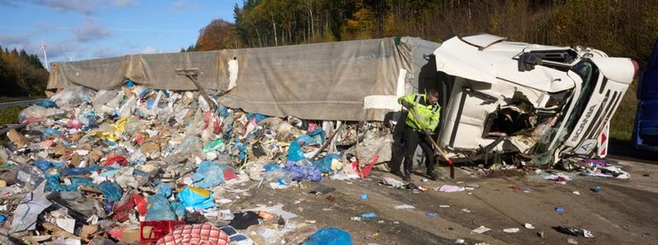 A61 bei Laudert für 10 Stunden voll gesperrt: Lkw kippt um und verliert Ladung