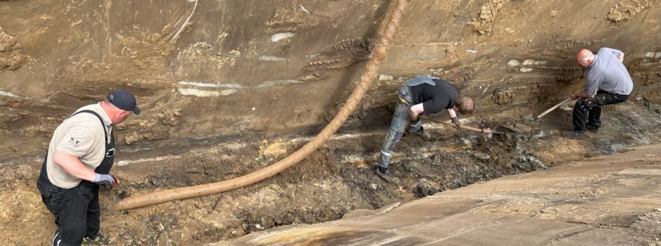 Mit vereinten Kräften gegen das Wasser – Sanierungsarbeiten am KK-Stand