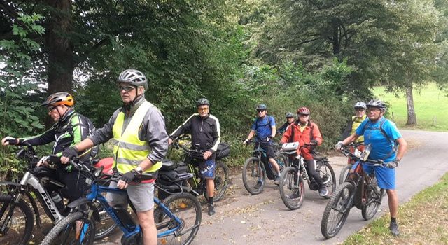 Junge Baachwätz radeln durch Westerwälder Landschaft