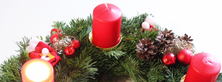 Ein Adventskranz erleuchtet uns die Weihnachtszeit
