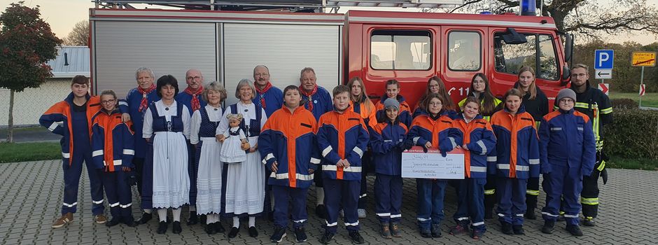 Großzügige Spende von der Volkstanzgruppe an die Jugendfeuerwehr