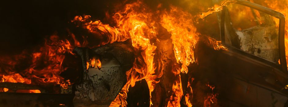 Zwei Autos in Munster in Flammen