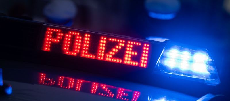16-Jährige von Auto erfasst: Mädchen schwebt in Lebensgefahr