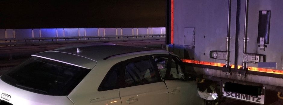 Schwerer Verkehrsunfall: Auto fährt unter Sattelzug