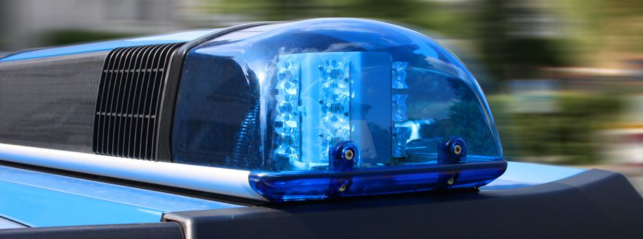 Mit Auto frontal gegen Baum