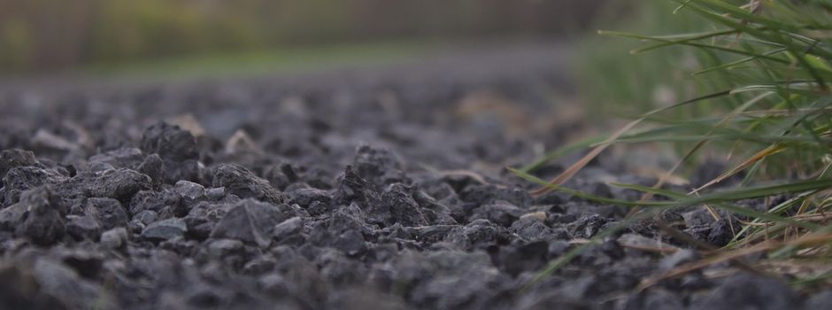 10 Tonnen Schotter vom Rheinufer verschwunden