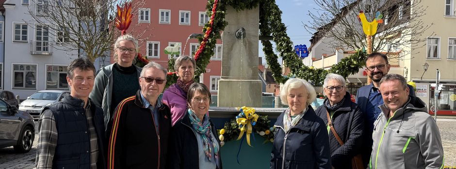 Marienbrunnen auf dem Marktplatz österlich geschmückt 