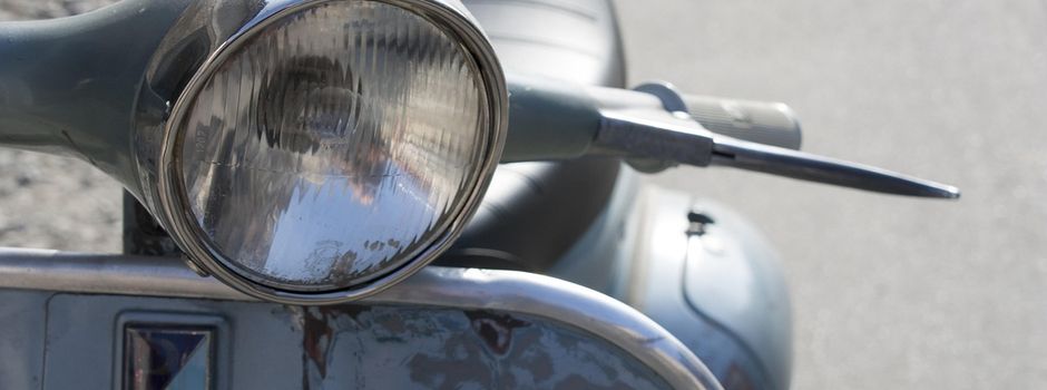 Auto fährt nahe Koblenz auf Motorroller auf: 18-Jähriger schwer verletzt