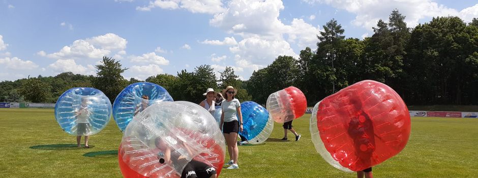 Spaßige Bumper und Überschläge beim Bubble Soccer Turnier