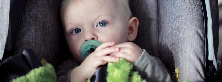 Versuchte Tötung? Mann (42) fährt Auto mit Frau und Baby in den Graben