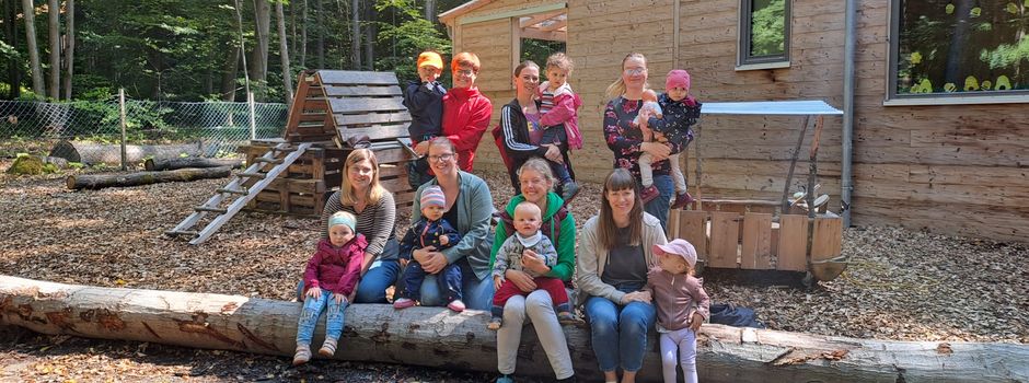 Krabbelkinder erkunden den Waldkindergarten