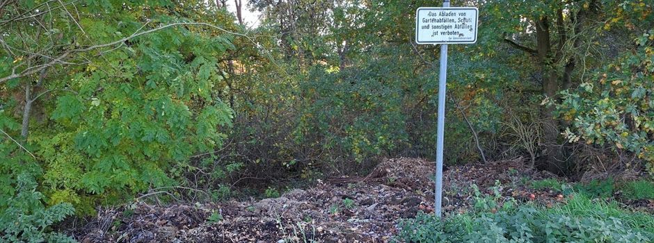 Unerlaubte Müllablagerung trotz Verbotsschild 