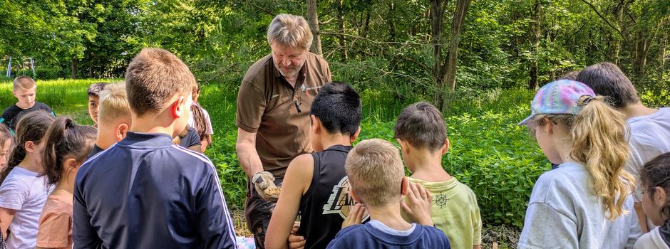 Lernen mit allen Sinnen: Kinder pflanzen Bäume am Geesthachter Stadtwald
