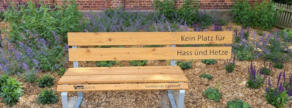 Einweihung der Bank „Kein Platz für Hass und Hetze“