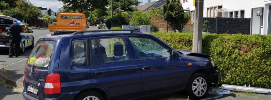 38-jährige Niederkasselerin fährt gegen Laterne
