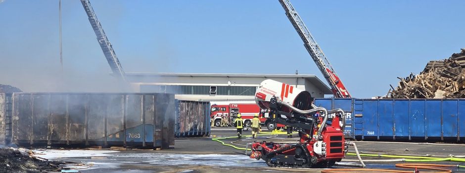 Feuerwehr im Dauereinsatz: Tausende Holzpaletten brennen bei Recyclingfirma in Plaidt