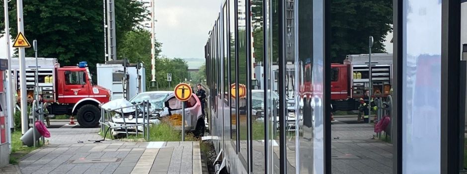Auto an Bahnübergang vom Zug erfasst