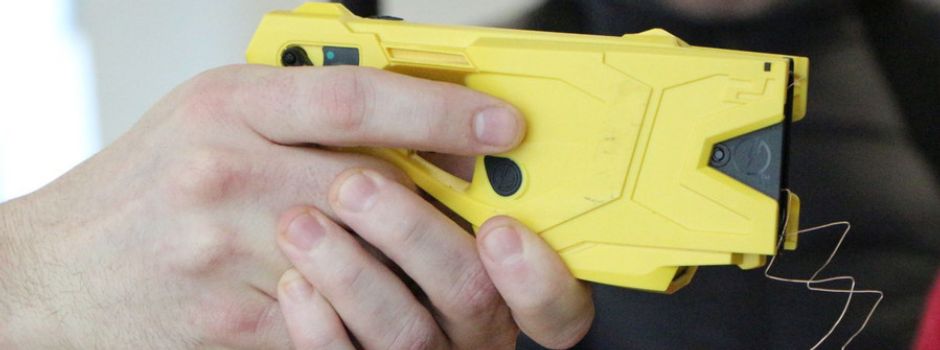 Wiesbadener Autofahrer attackiert Mainzer Polizisten und wird getasert