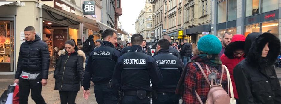 Frau droht an Haltestelle in Wiesbaden zu erfrieren