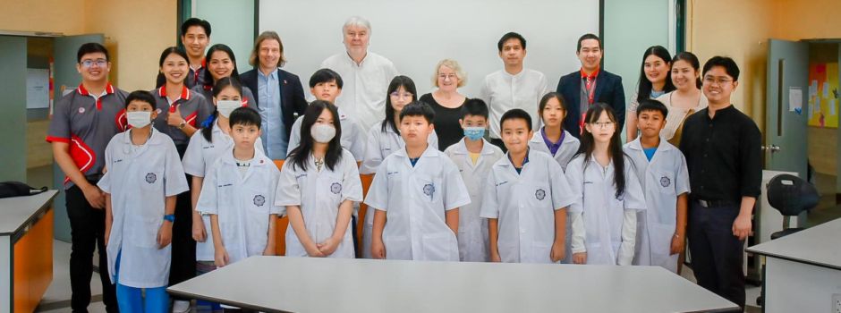 Einstein-Gymnasium hat eine neue Partnerschule in Thailand - Prof. Dr. Rudolf Herbers erhält die Ehrendoktorwürde