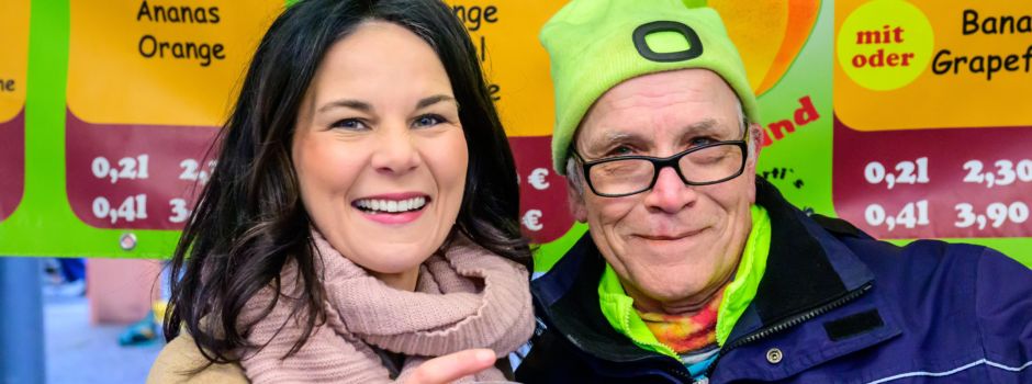 Überraschungsbesuch: Außenministerin Baerbock geht über Mainzer Markt