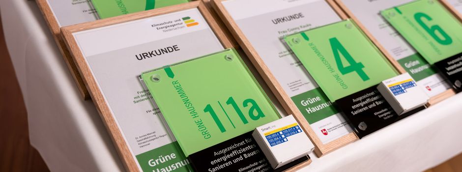 Grüne Hausnummer würdigt energieeffiziente Gebäude in der Region Hannover.