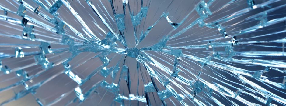 Unbekannte Täter werfen Scheiben von Schulgebäuden ein