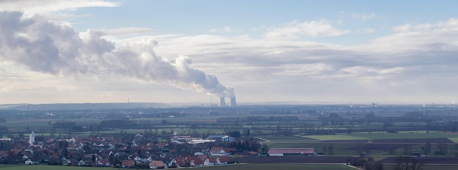 Sprengung in Gundremmingen: Kühltürme des Atomkraftwerks fallen in sich zusammen