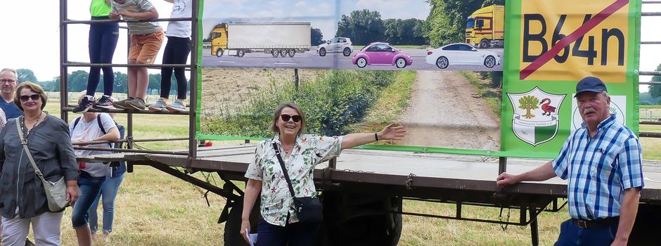 B64n-Gegner zeigen mit Transparent die Auswirkungen auf den Blinden Busch in Clarholz