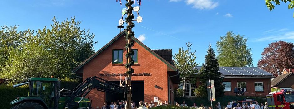 Traditionelles Maibaum-Aufstellen mit Blasmusik
