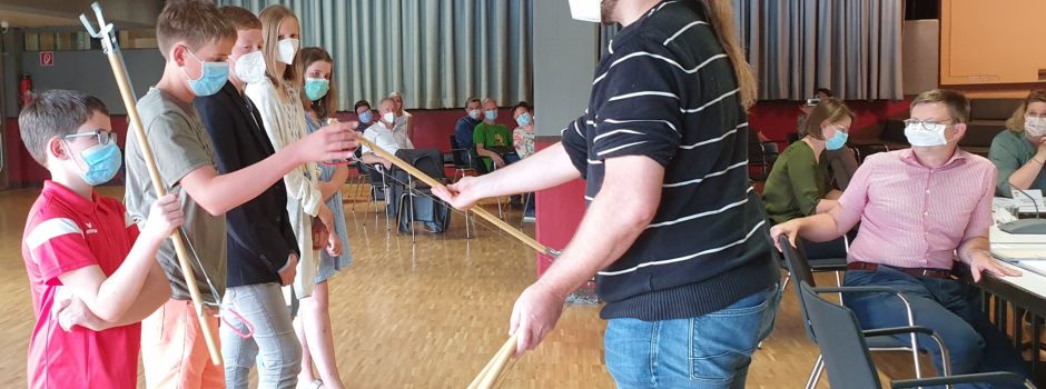 Grünes Engagement: Jugendliche sammeln Müll am Rheinufer in Niederkassel