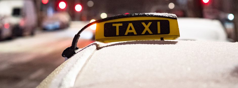 Taxifahrer mit Schusswaffe bedroht und ausgeraubt
