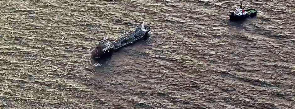 Brennendes Tankschiff erreicht Rostock