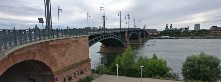 Schock-Moment: Rettungswagen kippt bei Einsatz in Mainz-Kastel um