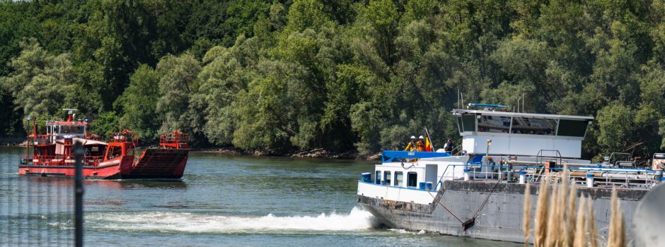 Schiff bleibt im Industriehafen Mainz-Mombach stecken
