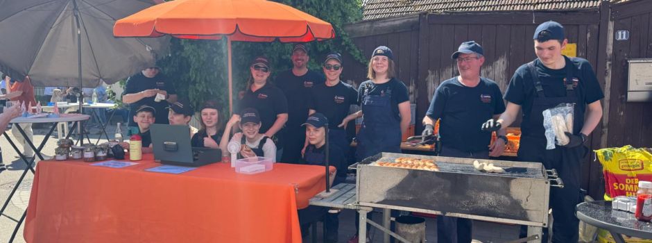 Bratwurstgrillen der Jugendfeuerwehr beim Maibaumfest