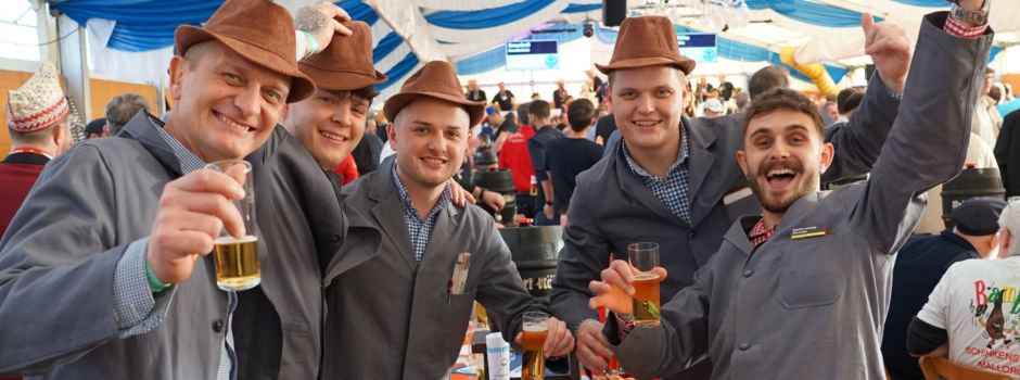 „Gemütlicher Herrennachmittag“ in Mondorf: Ausgelassene Stimmung in Blau und Weiß (mit Fotogalerie)
