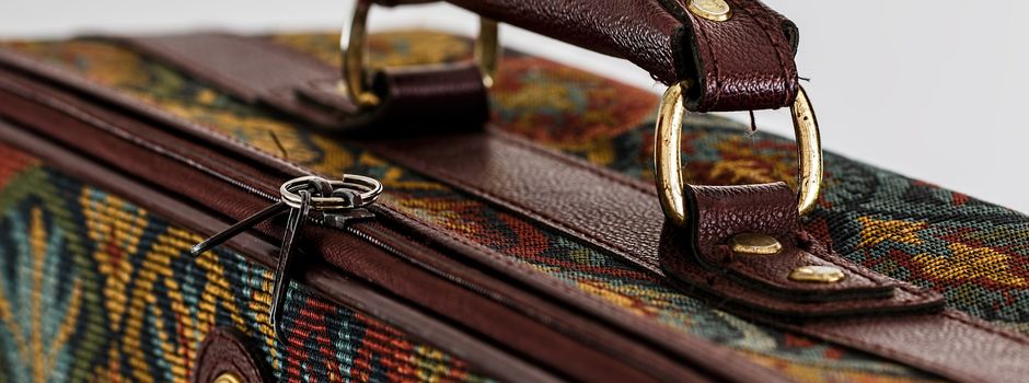 Seniorin passt auf Tasche voller Drogen und Bargeld auf