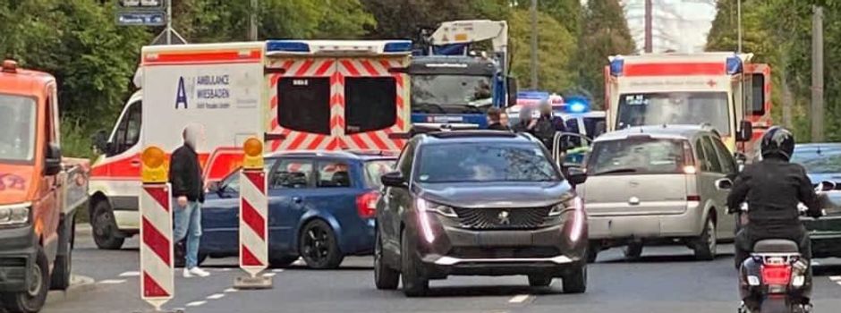 Radfahrer (74) bei Unfall in Wiesbaden schwer verletzt
