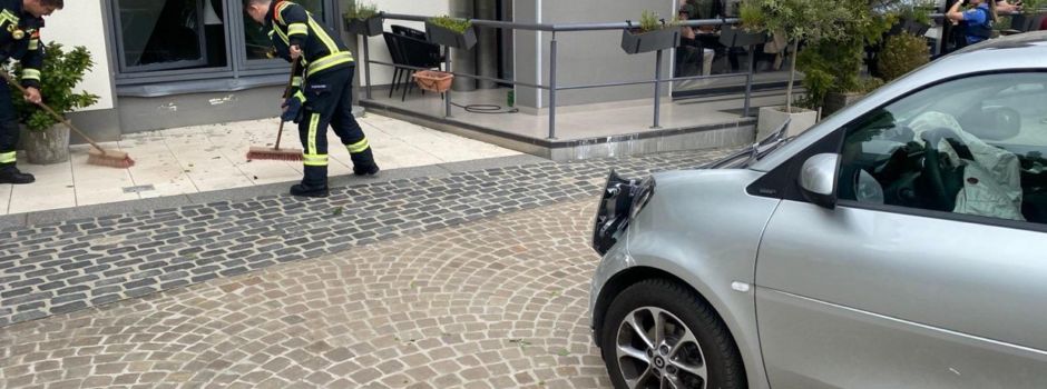 Auto kracht in Wiesbadener Hauswand