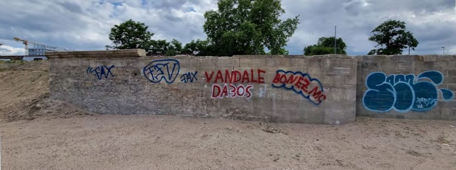 Unbekannte beschmieren historische Mauer in Mainz